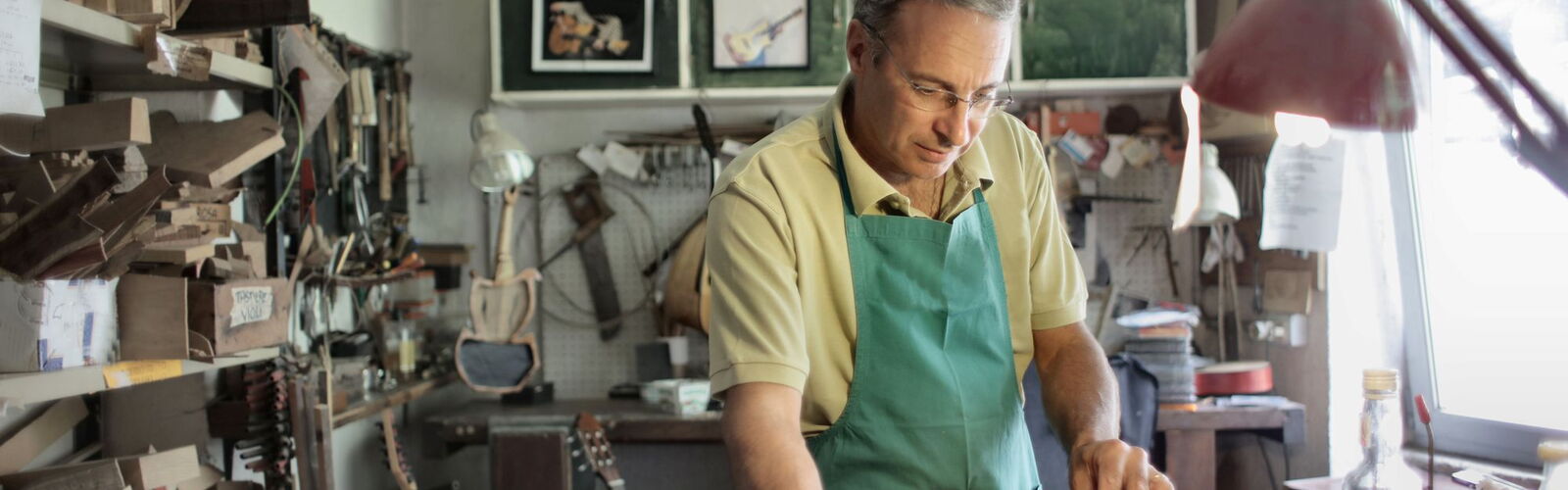 Handwerker bei der Arbeit in seiner Werkstatt