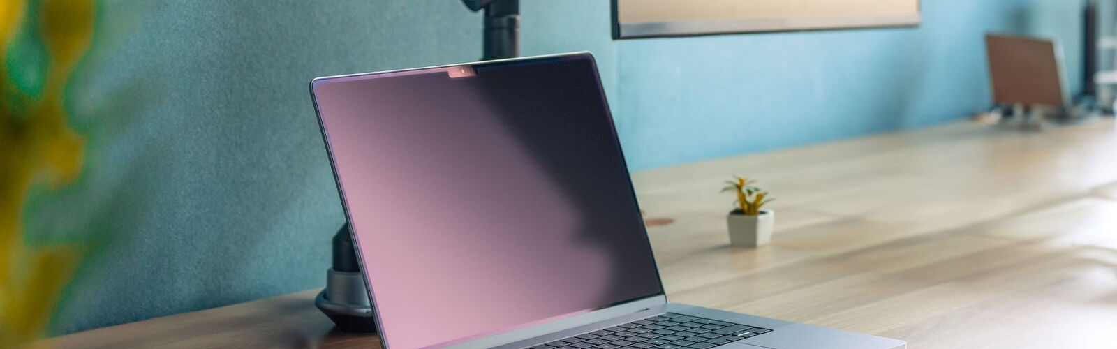 Laptop auf einem hölzernen Schreibtisch